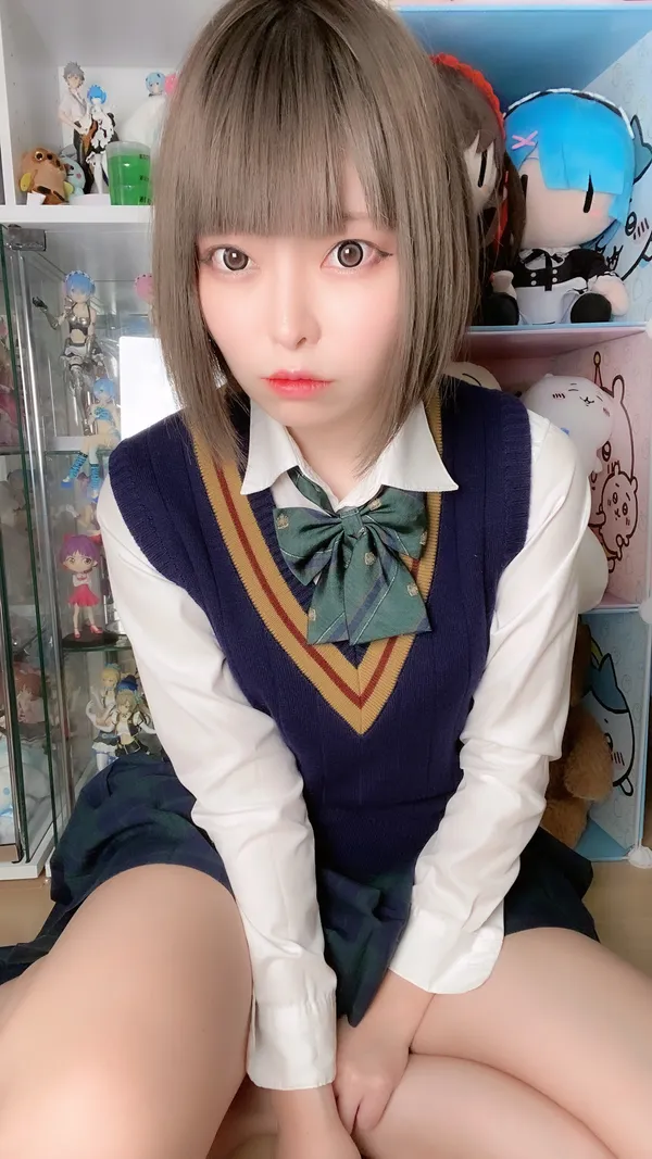 黒居ろく's BabeWiki Profile