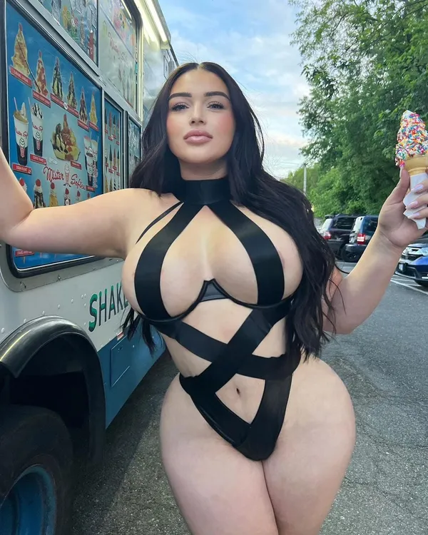 Adriana Lianne's photo 3