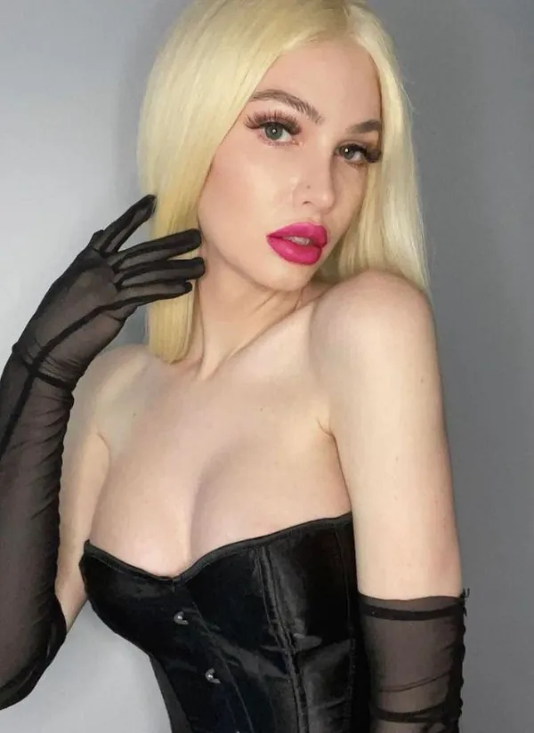 aphroditeofloveee's BabeWiki Profile