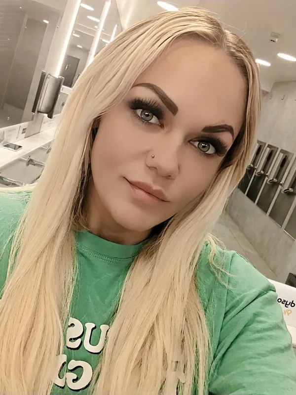 April Velvet's photo 10