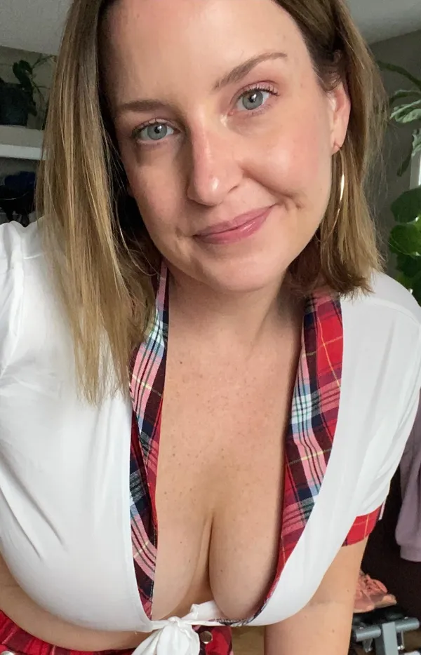 Avril Showers's BabeWiki Profile