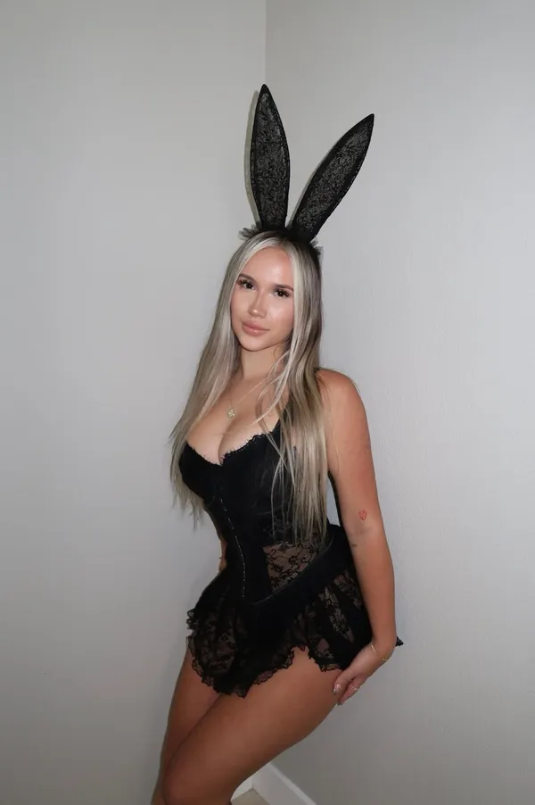 Azra Ramic's BabeWiki Profile