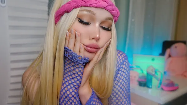 Blondelashes19's photo 4