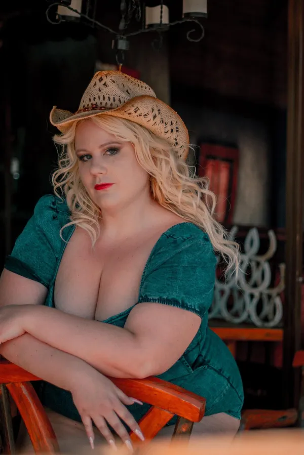 Curvy Mary's photo 3