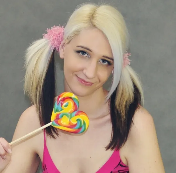 CuteBlonde666's photo 7