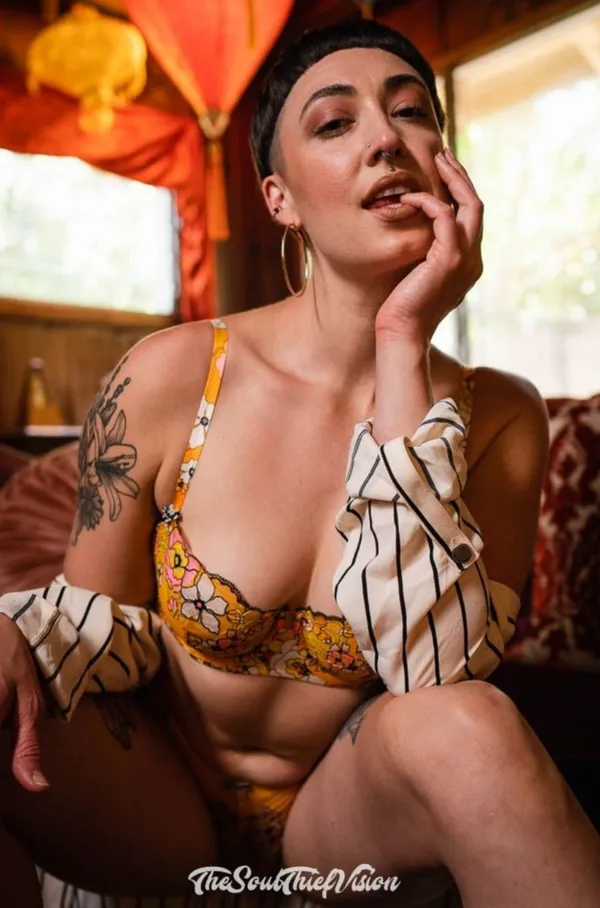 Dadi Iris's BabeWiki Profile