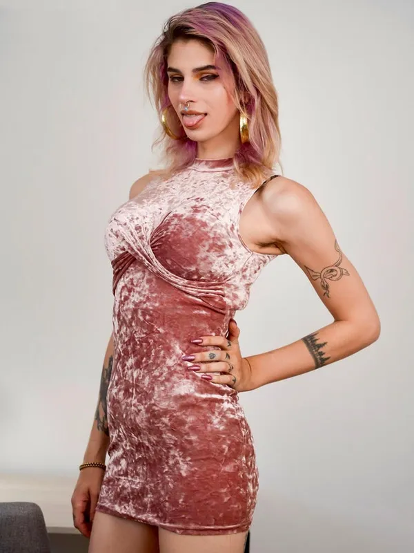 Dahlia Crimson's photo 4