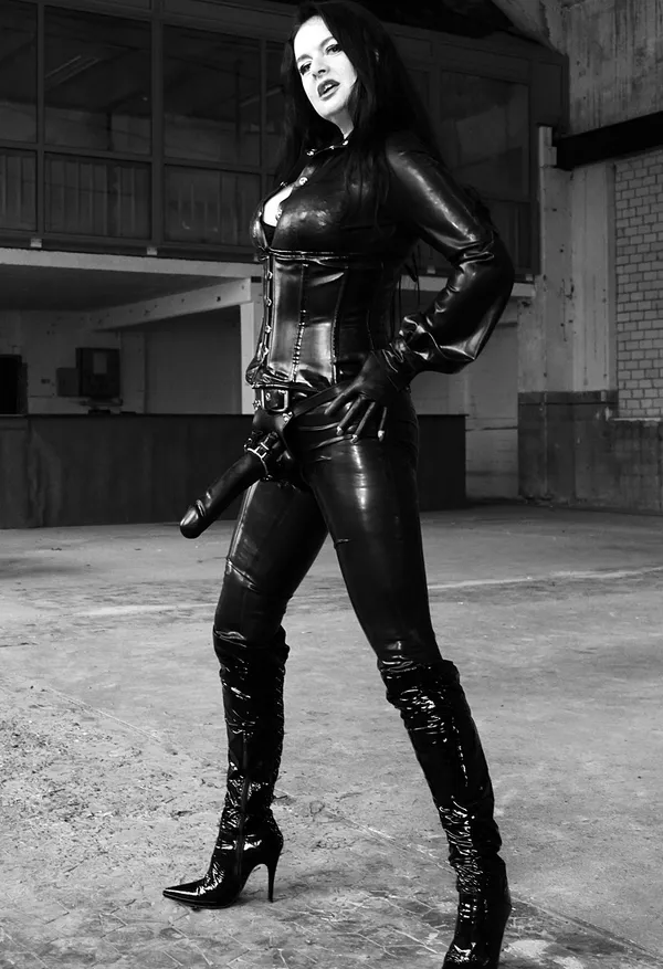 Dominatrix Dinah's BabeWiki Profile