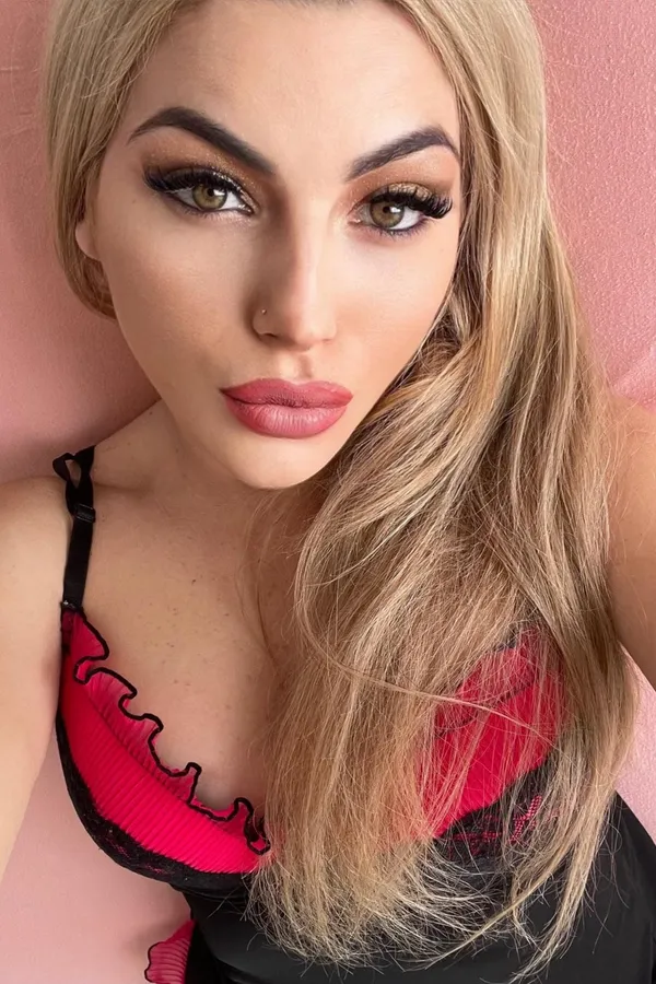 Dominique Palermo's BabeWiki Profile