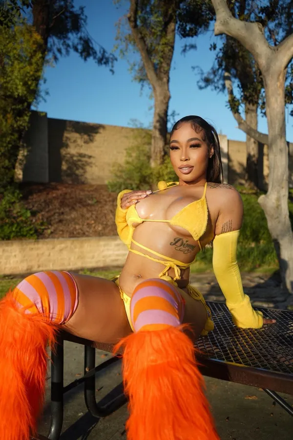 Dymend Rosae's BabeWiki Profile