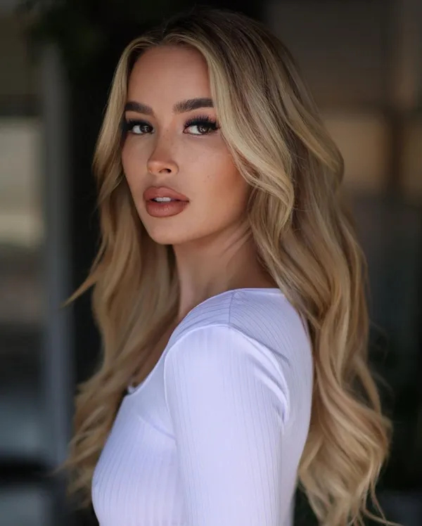 Elena Kamperi's BabeWiki Profile