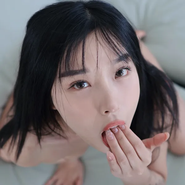 Elle Lee's BabeWiki Profile