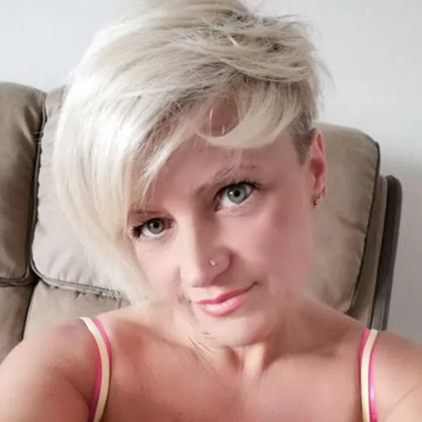 Ellie Grace's BabeWiki Profile