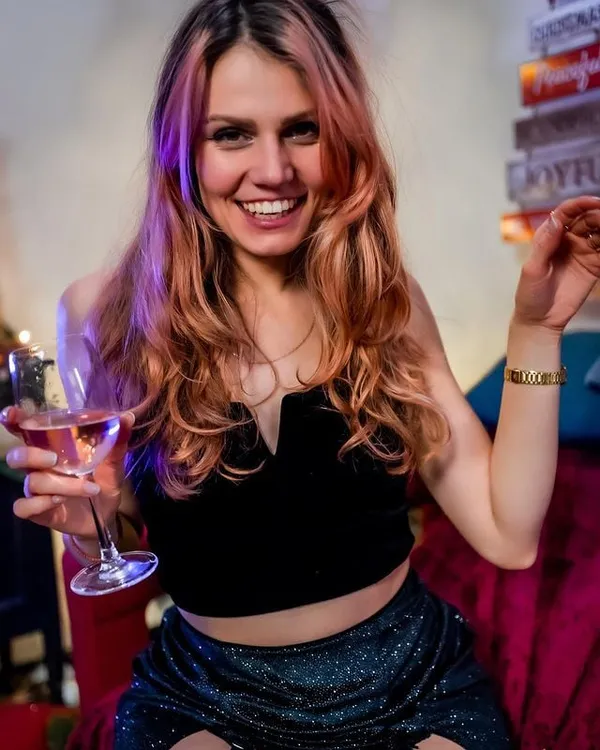 Ellie Land's BabeWiki Profile