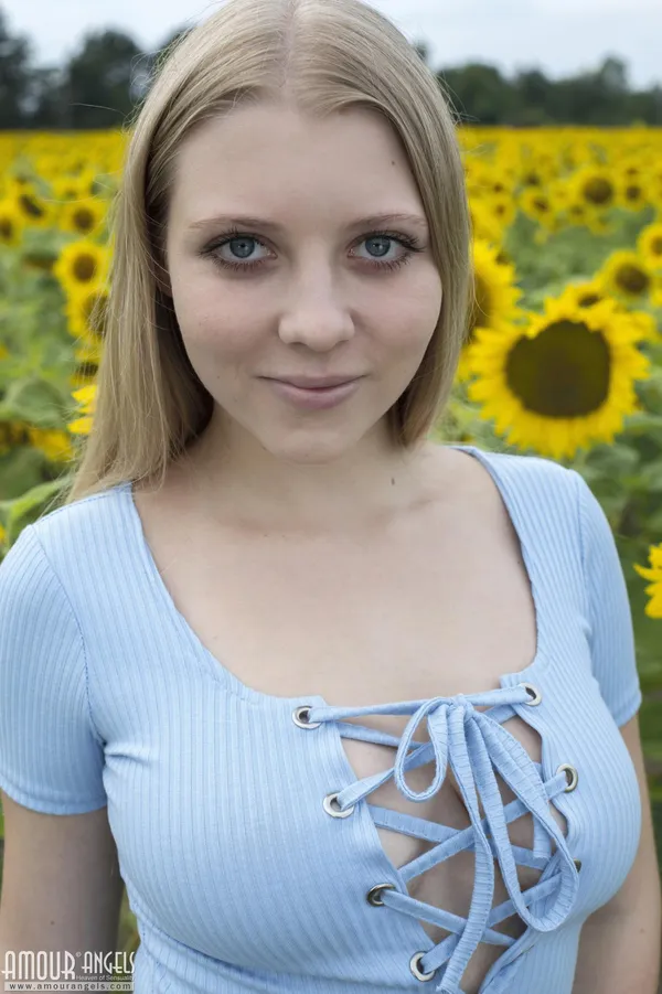 Elly Bloom's photo 8