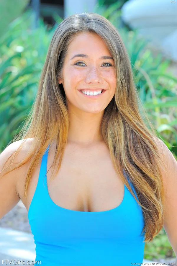 Eva Lovia's photo 10