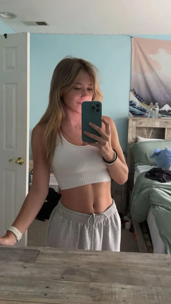 Felicity Smoak's photo 6