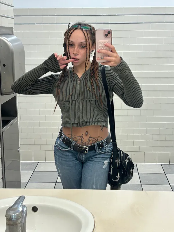 gloomybrat's photo 10