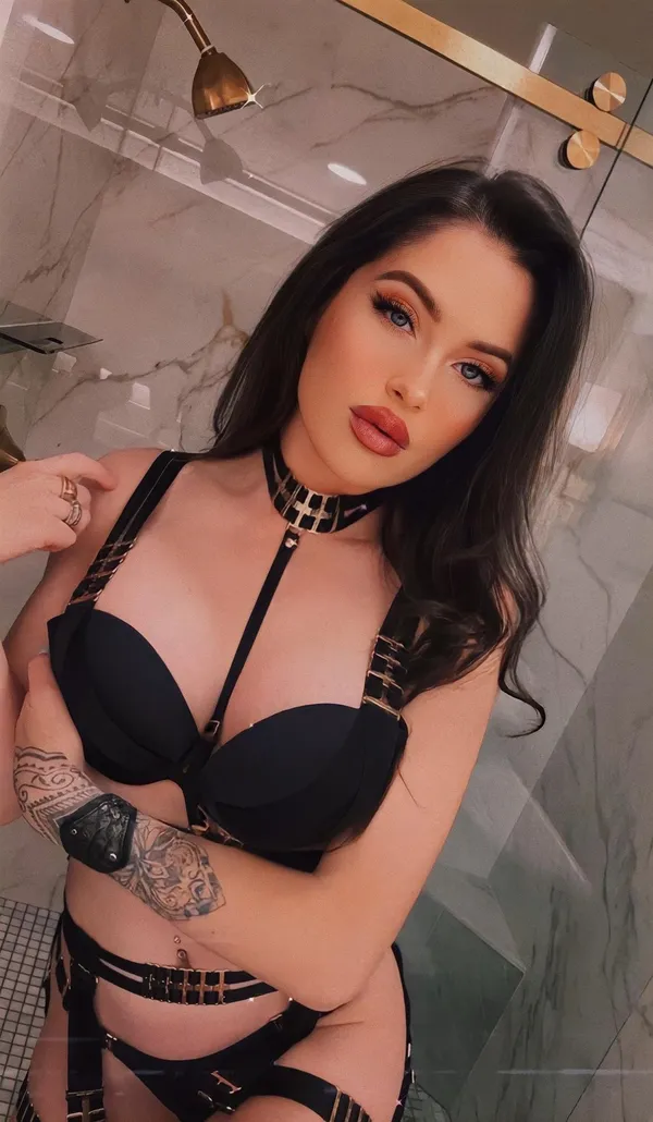 Goddess Alessa's BabeWiki Profile