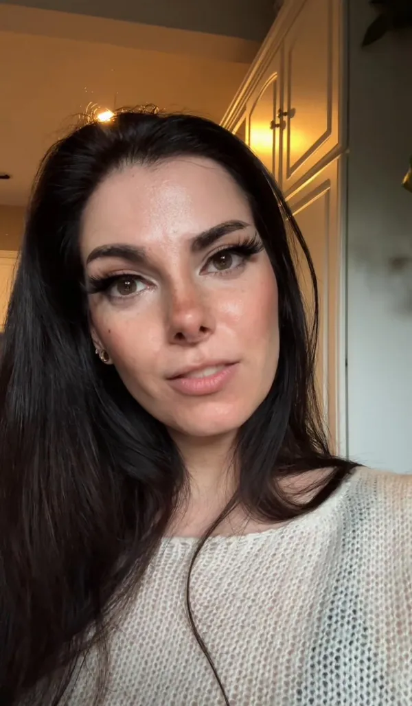 Goddess Farrah's BabeWiki Profile