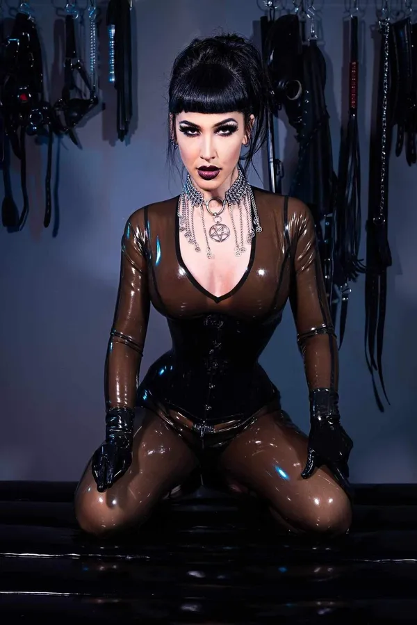 Goddess Hellfire's photo 6