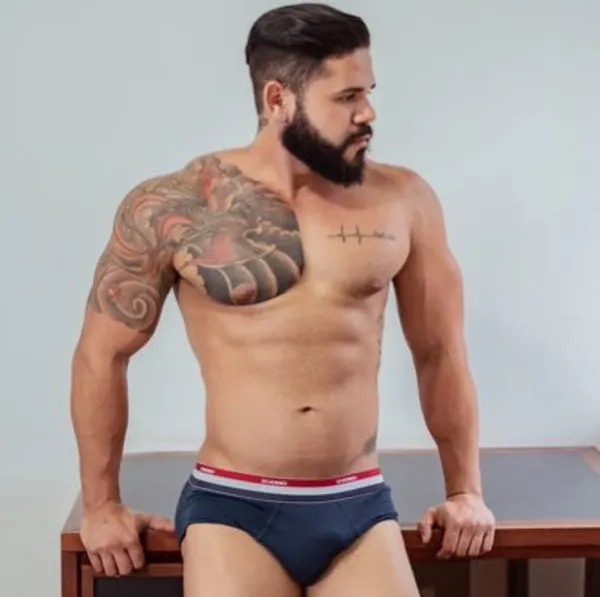 Guto Baezz's BabeWiki Profile