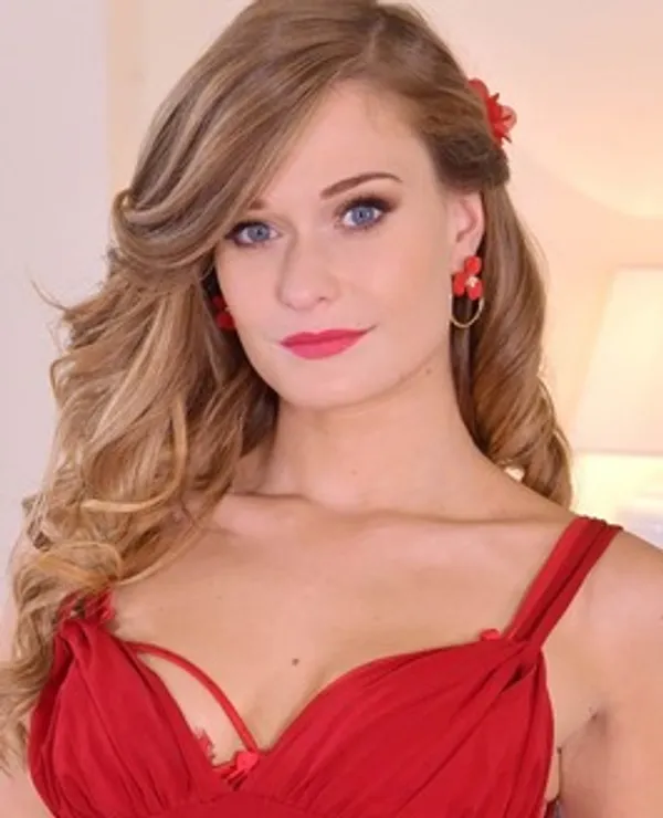 Honour May's photo 9