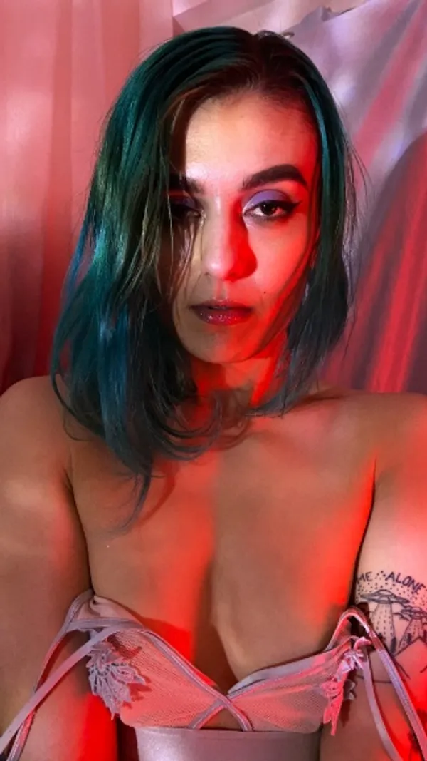 illbeyourh3ro's BabeWiki Profile