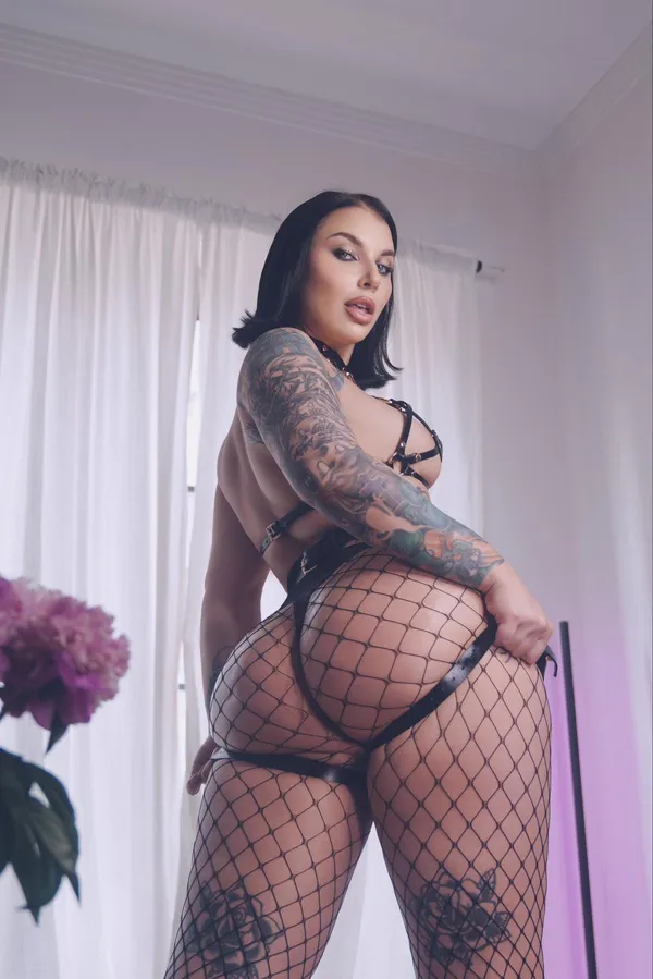 Ivy Lebelle's photo 5