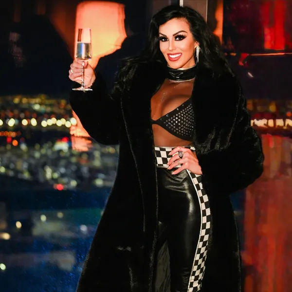 Jennifer Romas's photo 7