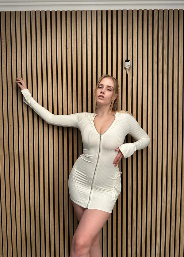 Julia Damro's photo 6