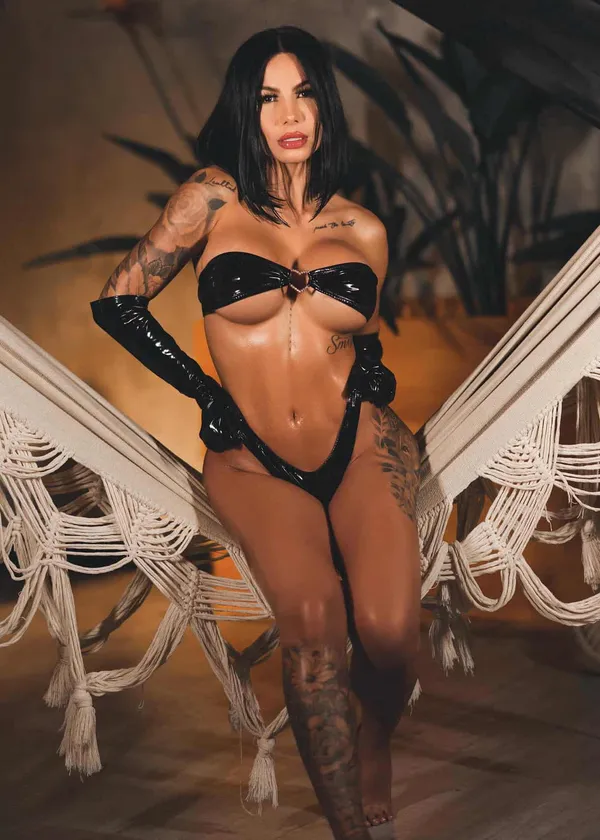 Juliana Candy's photo 3