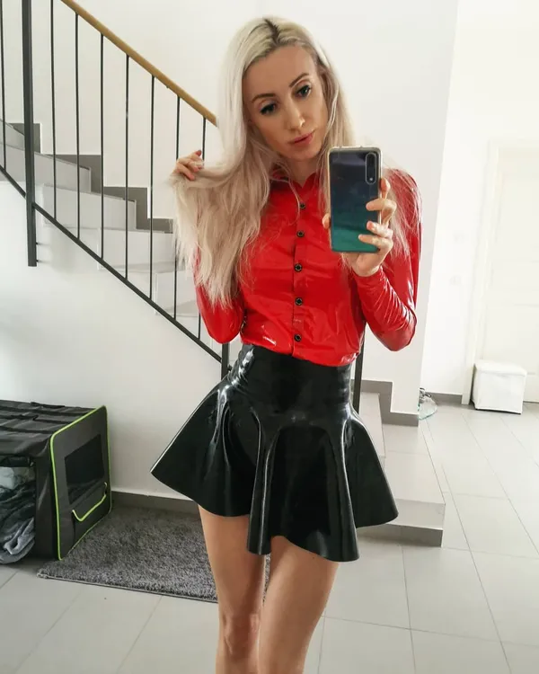 Laura Paradise's photo 7