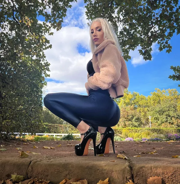 Laura Paradise's photo 8