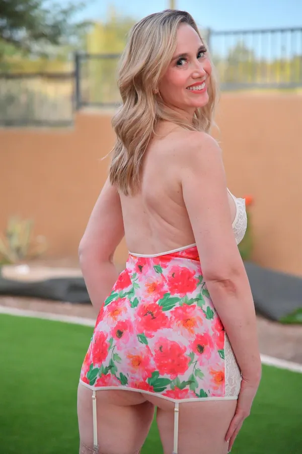 Lilly James's photo 6