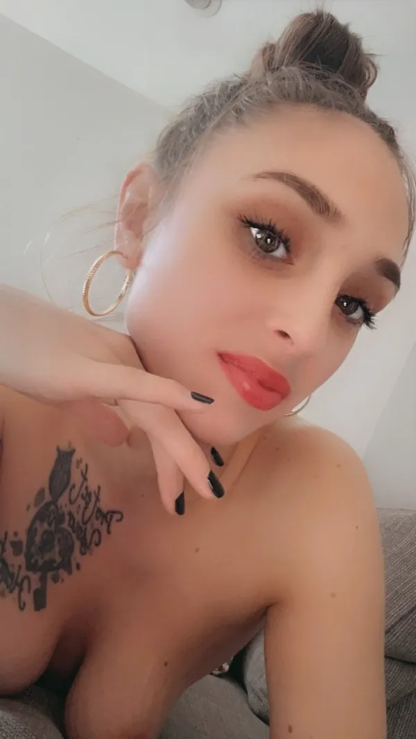 Lola Willd's BabeWiki Profile