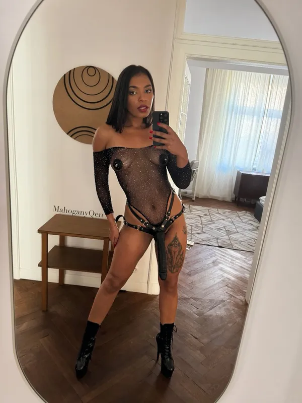 MahoganyQen's photo 7