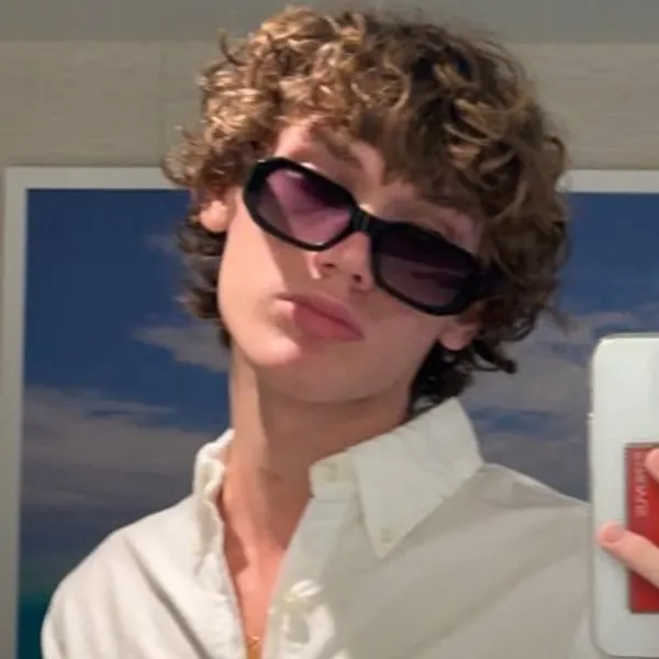 max_is_hot's photo 4