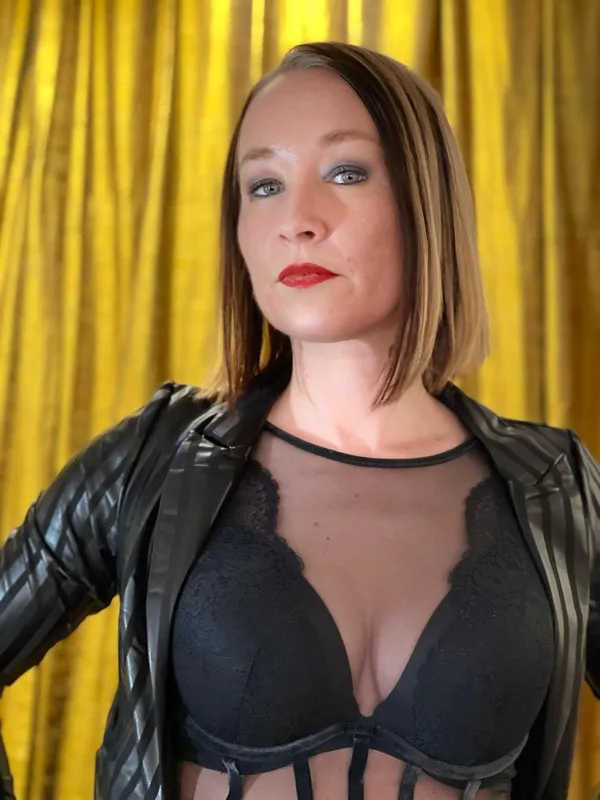 Meesteres Noir's BabeWiki Profile