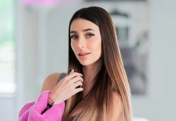 Michelle Comi's BabeWiki Profile