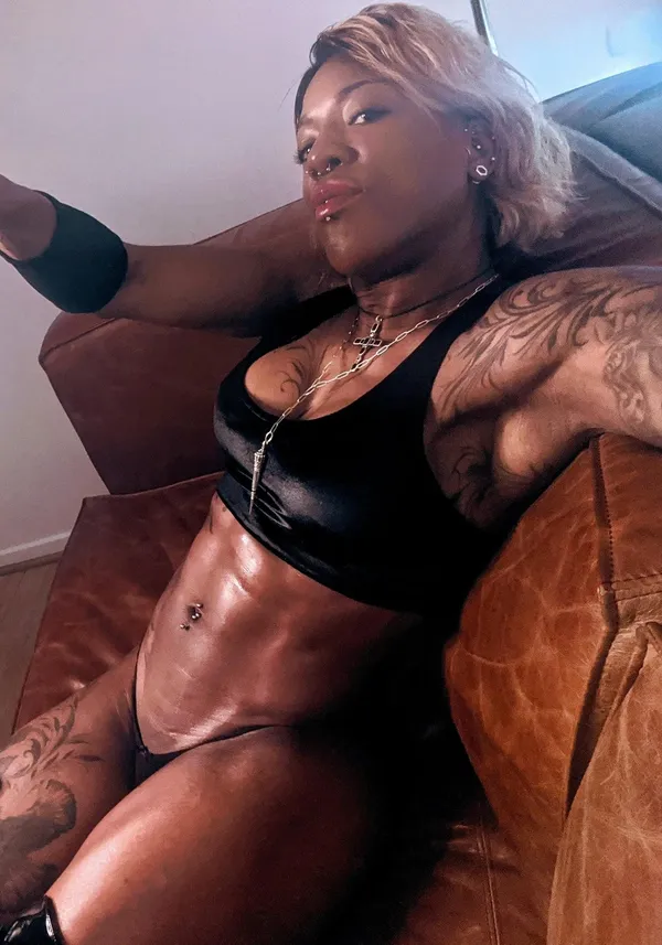 Mistress Kiana's photo 6