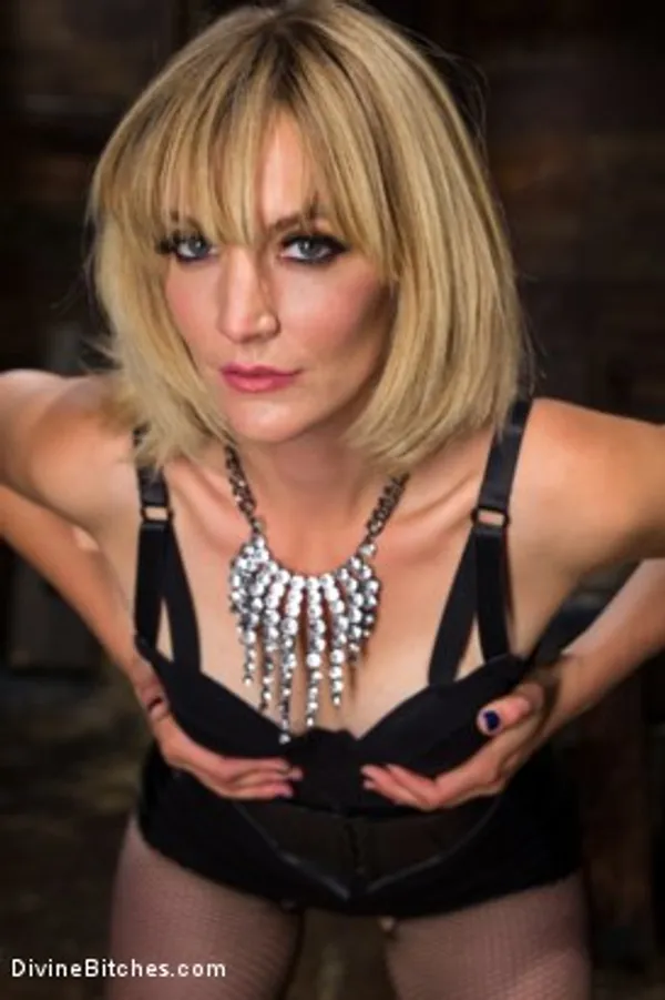 Mona Wales's photo 9