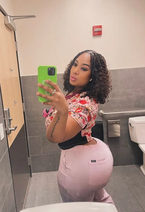 Nicole Laell's photo 3