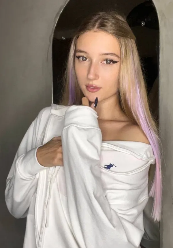 NikiCarrera's BabeWiki Profile