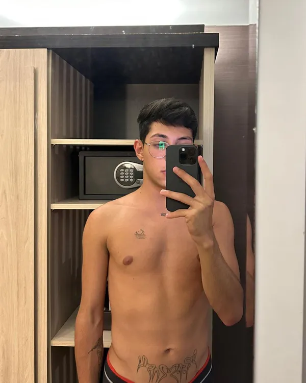 Ryan Ross's BabeWiki Profile