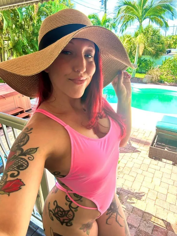 Scarlet Peach Queen's photo 7