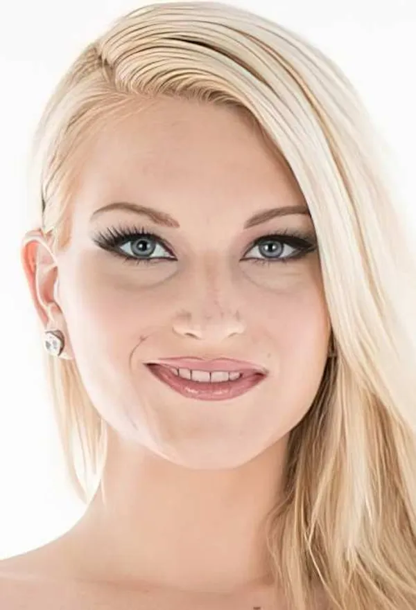 Skylar Madison's photo 3