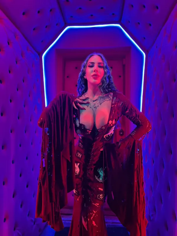 Solara Luxx's BabeWiki Profile