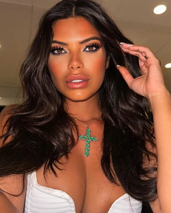 Suelyn Medeiros's photo 4