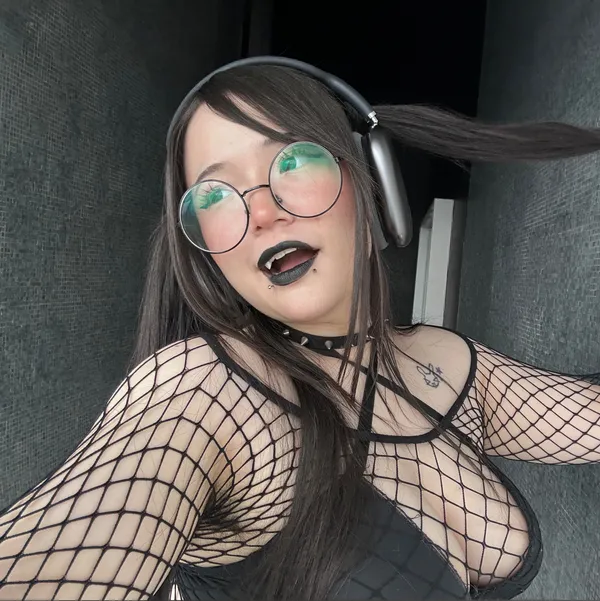 tinyvampfangs's BabeWiki Profile